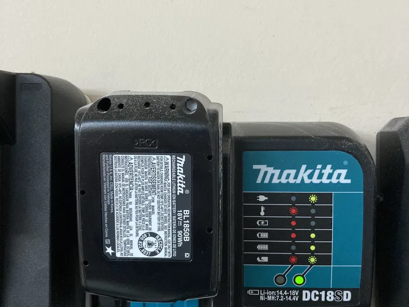 Giá đỡ tường cho bộ sạc Makita DC18SD - Image 1