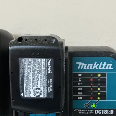 Giá đỡ tường cho bộ sạc Makita DC18SD