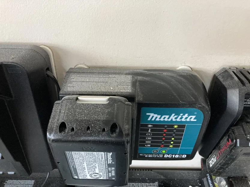 Giá đỡ tường cho bộ sạc Makita DC18SD - Image 3