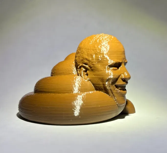 Chân dung người đàn ông lớn tai trên phân - Image 2