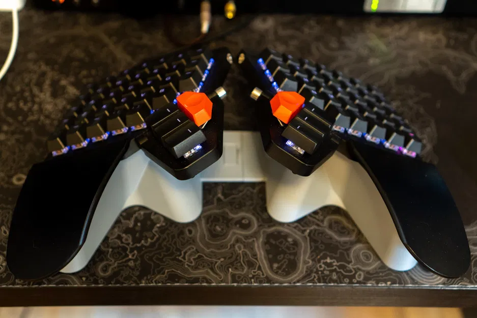 Giá đỡ nghiêng ZSA Moonlander MK1 cho bàn phím - Image 1