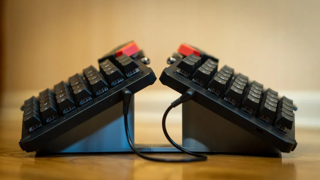 Giá đỡ nghiêng ZSA Moonlander MK1 cho bàn phím - Image 2