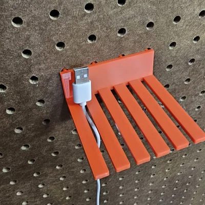 Giá đỡ dây USB Pegboard tự chế đơn giản