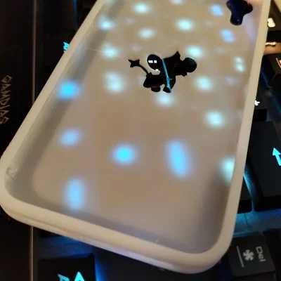 Vỏ iPhone XR với lỗ khoét hình Shinx ở mặt sau