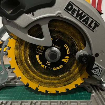 Giá đỡ giữ lưỡi cưa tròn Dewalt DCS570