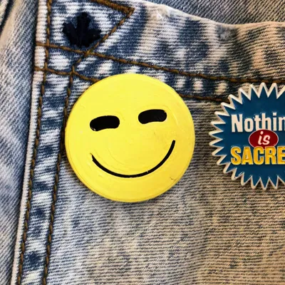 Nút ghim mặt cười của Randall Flagg trong The Stand 2020