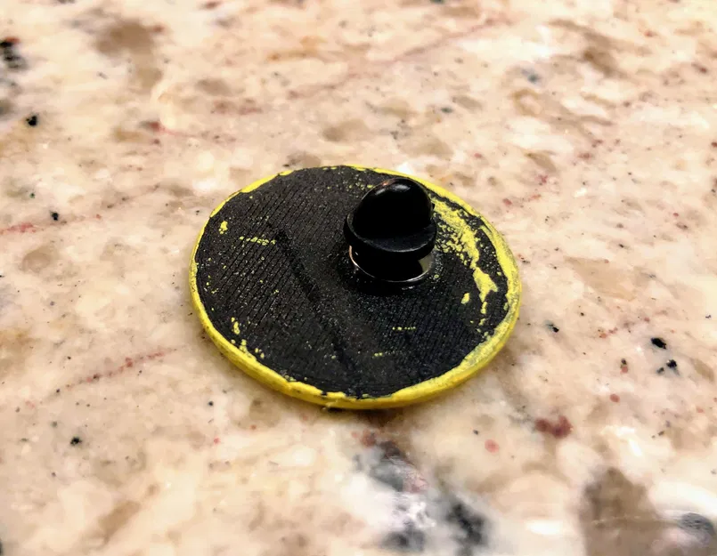 Nút ghim mặt cười của Randall Flagg trong The Stand 2020 - Image 3