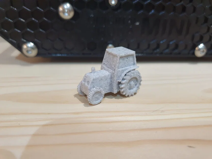 Máy kéo nhỏ với bánh xe hoạt động - Image 1