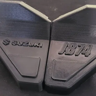 Nắp che dây cáp chống sương mù kính sau Jimny JB74