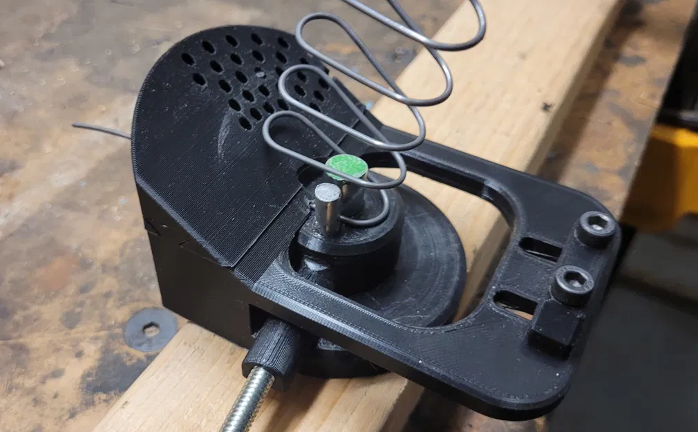 Máy chế tạo lò xo cho băng đạn AR-15 - Image 1