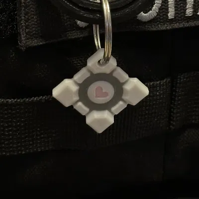 Móc khóa hình khối đồng hành từ trò chơi Portal 2