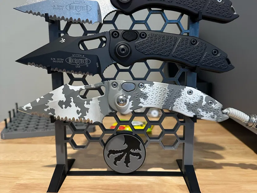 Giá đỡ dao bỏ túi có logo Microtech - Image 1