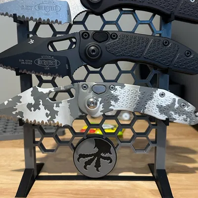 Giá đỡ dao bỏ túi có logo Microtech