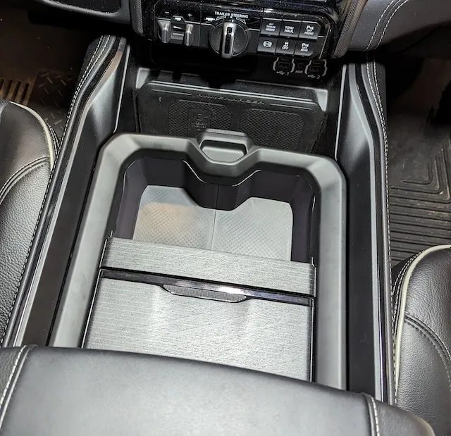 Giá đỡ cốc lớn cho xe RAM 2500 Limited 2023 - Image 2