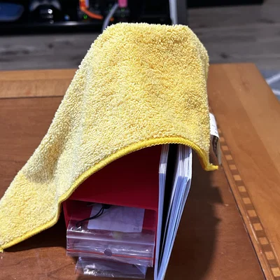 Giá đỡ nhỏ cho linh kiện và sách hướng dẫn máy in 3D