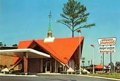 Nhà chim mô phỏng sảnh khách sạn Howard Johnson - Image 2