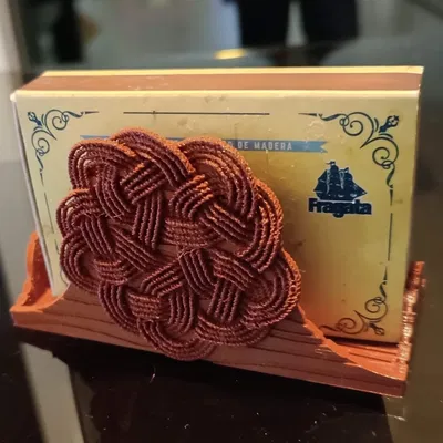 Giá đỡ hộp diêm với trang trí nút thắt đẹp mắt