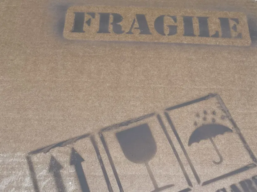 Khuôn mẫu "FRAGILE" cho phun sơn và airbrush - Image 1