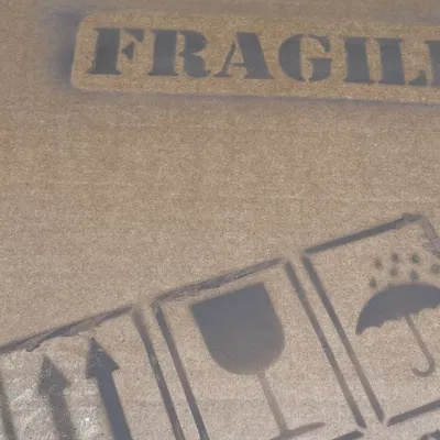 Khuôn mẫu "FRAGILE" cho phun sơn và airbrush