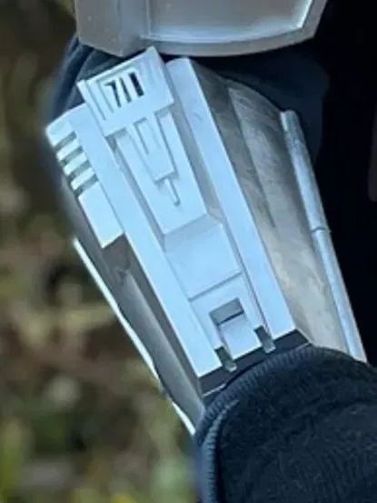 Cánh tay phải của Mandalorian với súng phun lửa có đèn - Image 1