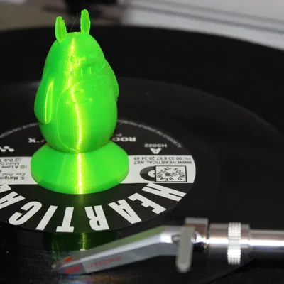 Bánh đĩa nhạc 7 inch với hình Totoro trên đỉnh