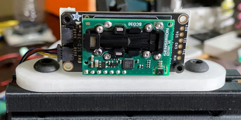 Giá đỡ cảm biến CO2 SCD-30 cho series 8020 - Image 1