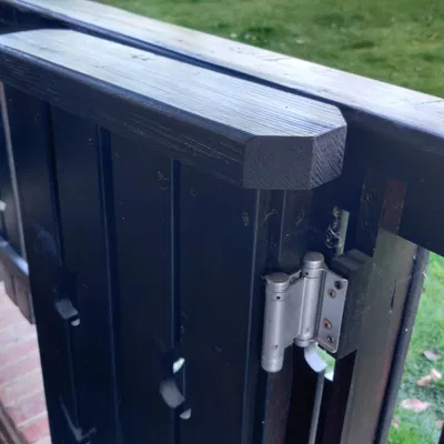 Khóa cửa giữ cửa mở hoặc đóng chắc chắn