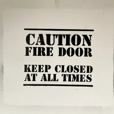 Biểu tượng cảnh báo cửa chống cháy đơn giản