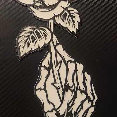 Tay bộ xương cầm hoa hồng in màu độc đáo