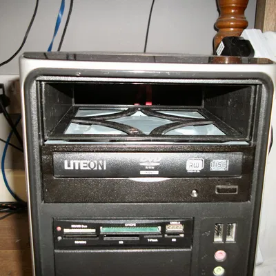 Đơn vị ngăn kéo cho ổ đĩa và gắn huy hiệu