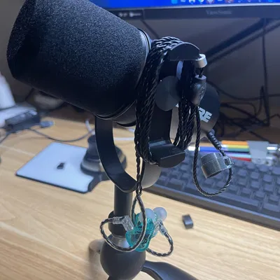 Giá đỡ tai nghe cho micro Shure MV7