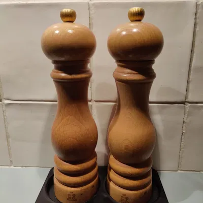 Khay đựng máy xay tiêu và muối cho bếp