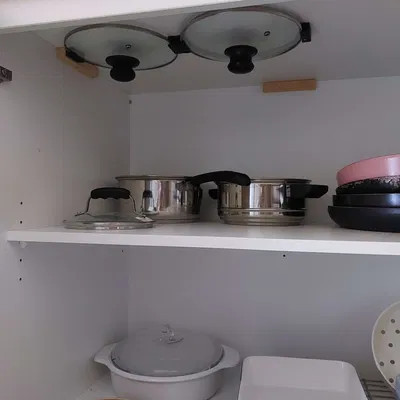 Giá đỡ nắp chảo gắn trên trần tủ bếp