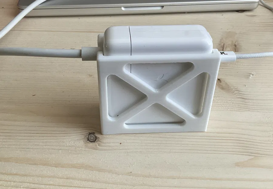 Giá đỡ gắn tường cho sạc MacBook Pro M1 67W - Image 1