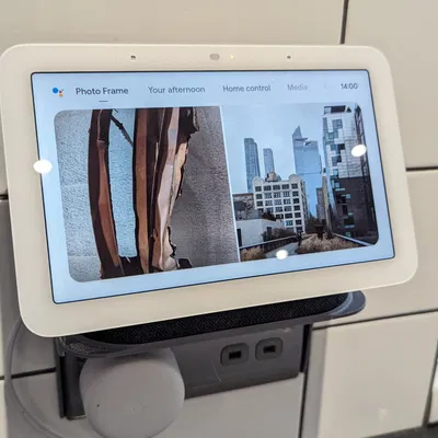 Giá đỡ Google Nest cho ổ cắm 2G tại nơi làm việc