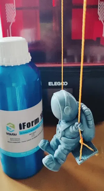 Phi hành gia đang đu trên xích đu - Image 2