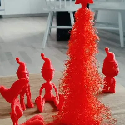 Cây thông mini Giáng sinh với đỉnh trang trí