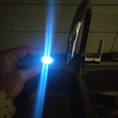 Đèn pin mini chạy bằng nước máy