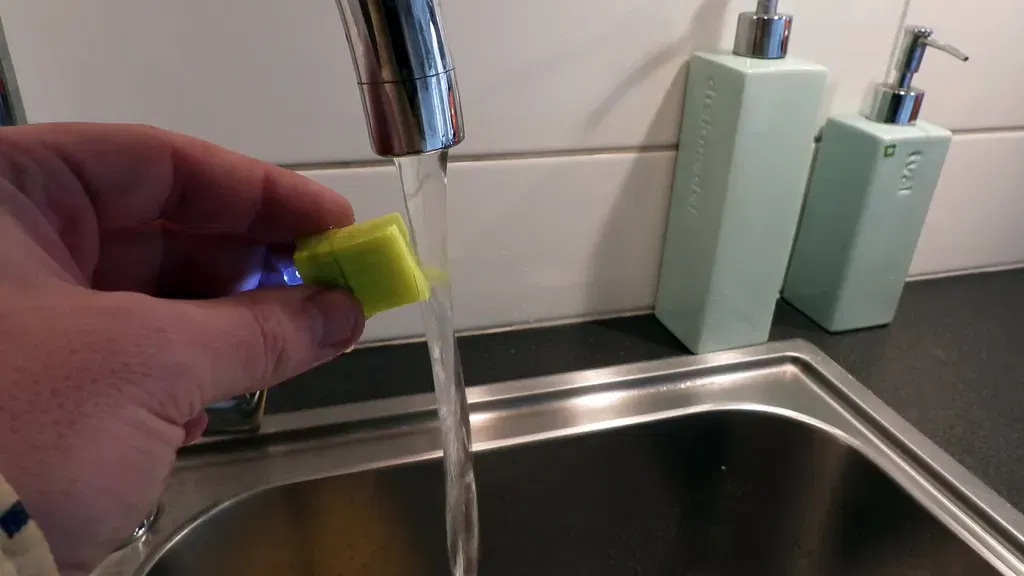 Đèn pin mini chạy bằng nước máy - Image 2