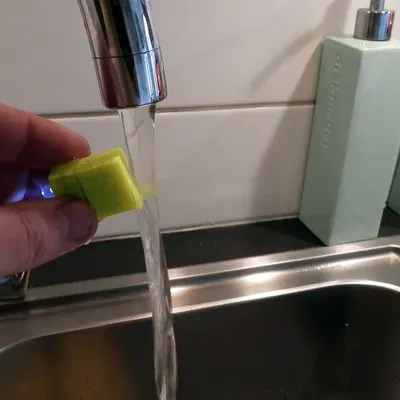 Đèn pin mini chạy bằng nước máy