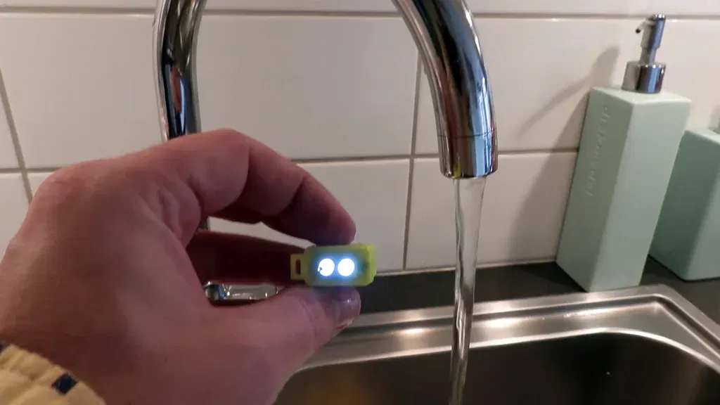 Đèn pin mini chạy bằng nước máy - Image 3