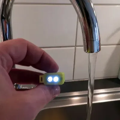 Đèn pin mini chạy bằng nước máy