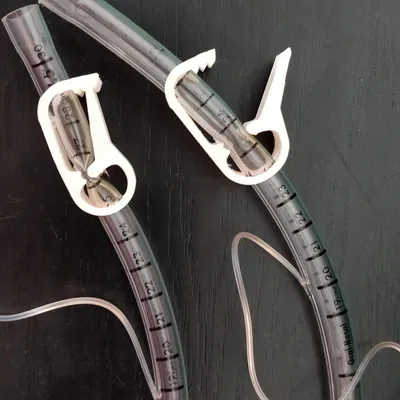 Kẹp ống y tế dễ dàng sử dụng bằng một tay