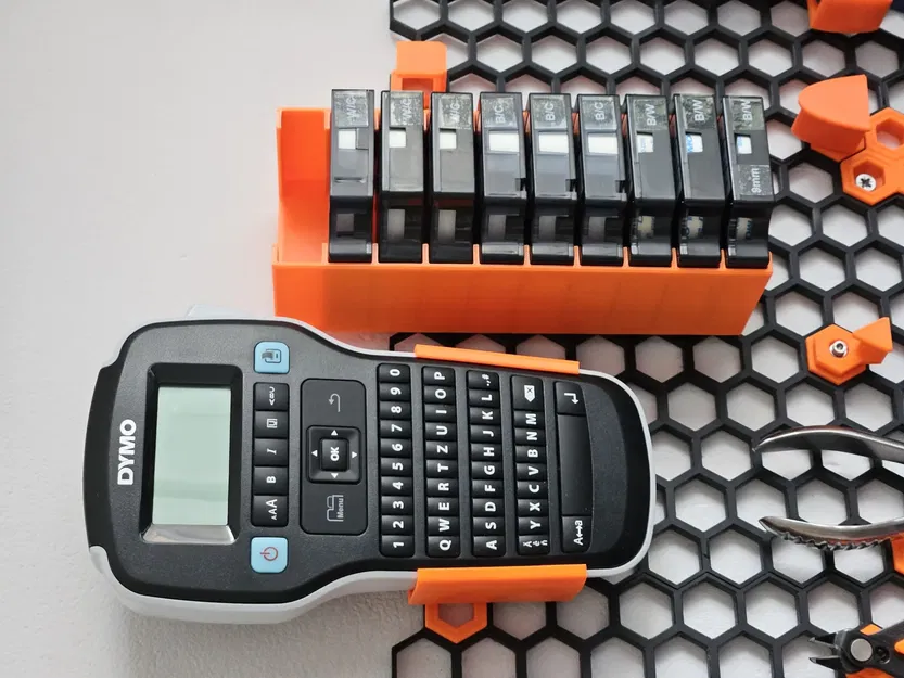 Giá đỡ nhãn Dymo D1 cho tường lưu trữ Honeycomb - Image 1