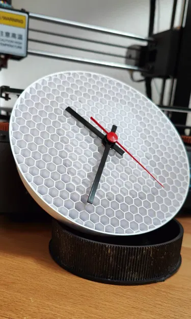 Đồng hồ treo tường với họa tiết lấp đầy hình lục giác - Image 1