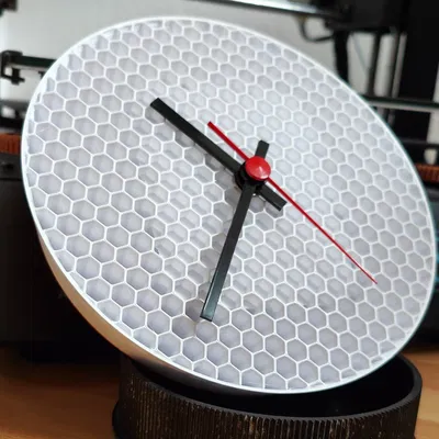 Đồng hồ treo tường với họa tiết lấp đầy hình lục giác