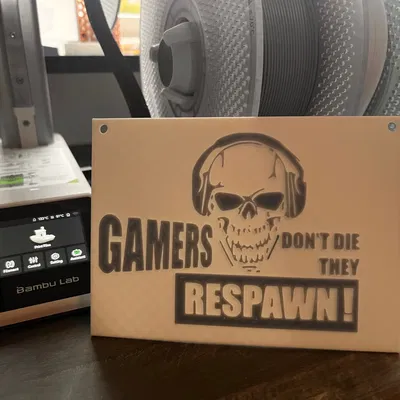 Biểu ngữ "Game Thủ Không Chết, Họ Tái Sinh