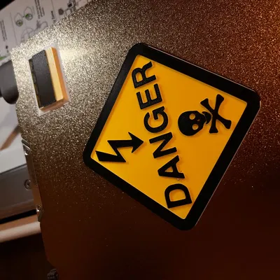 Biểu tượng cảnh báo nguy hiểm màu vàng