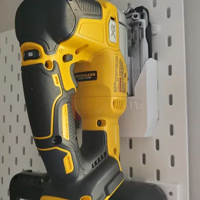 Giá đỡ cho máy cưa lọng DeWalt DCS334 gắn lên bảng Ikea Skadis