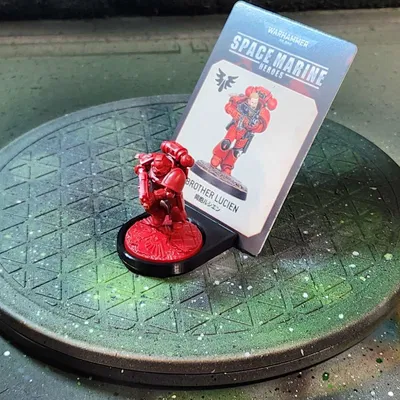 Giá đỡ hiển thị thẻ Pokémon với đế 32mm